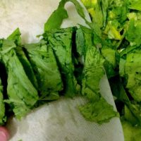 Kale and Onion Pizza_slicing the kale