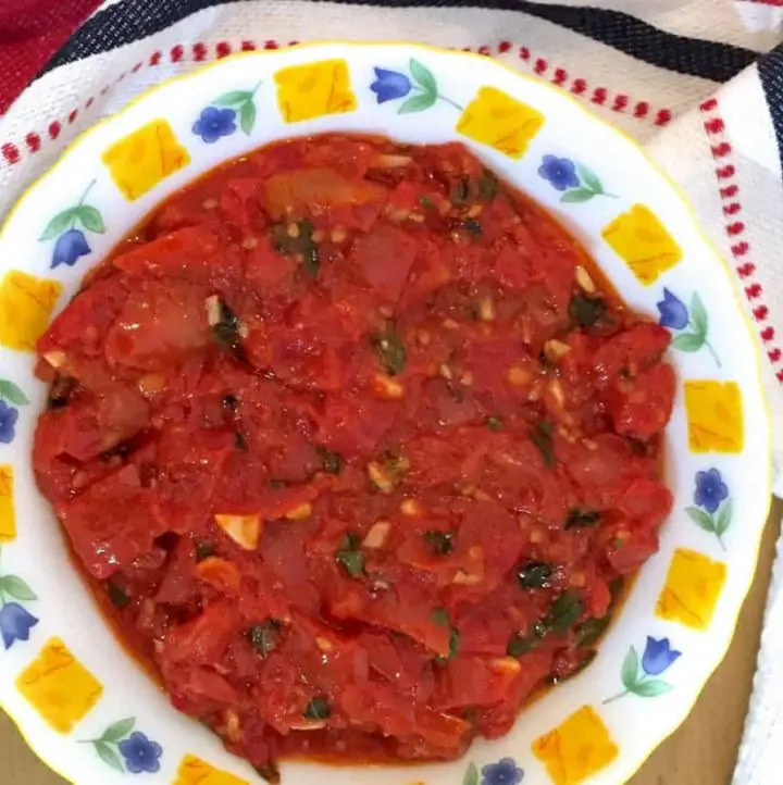 Easy Tomato Basil Sauce For Pasta or Pizza - PepperOnPizza