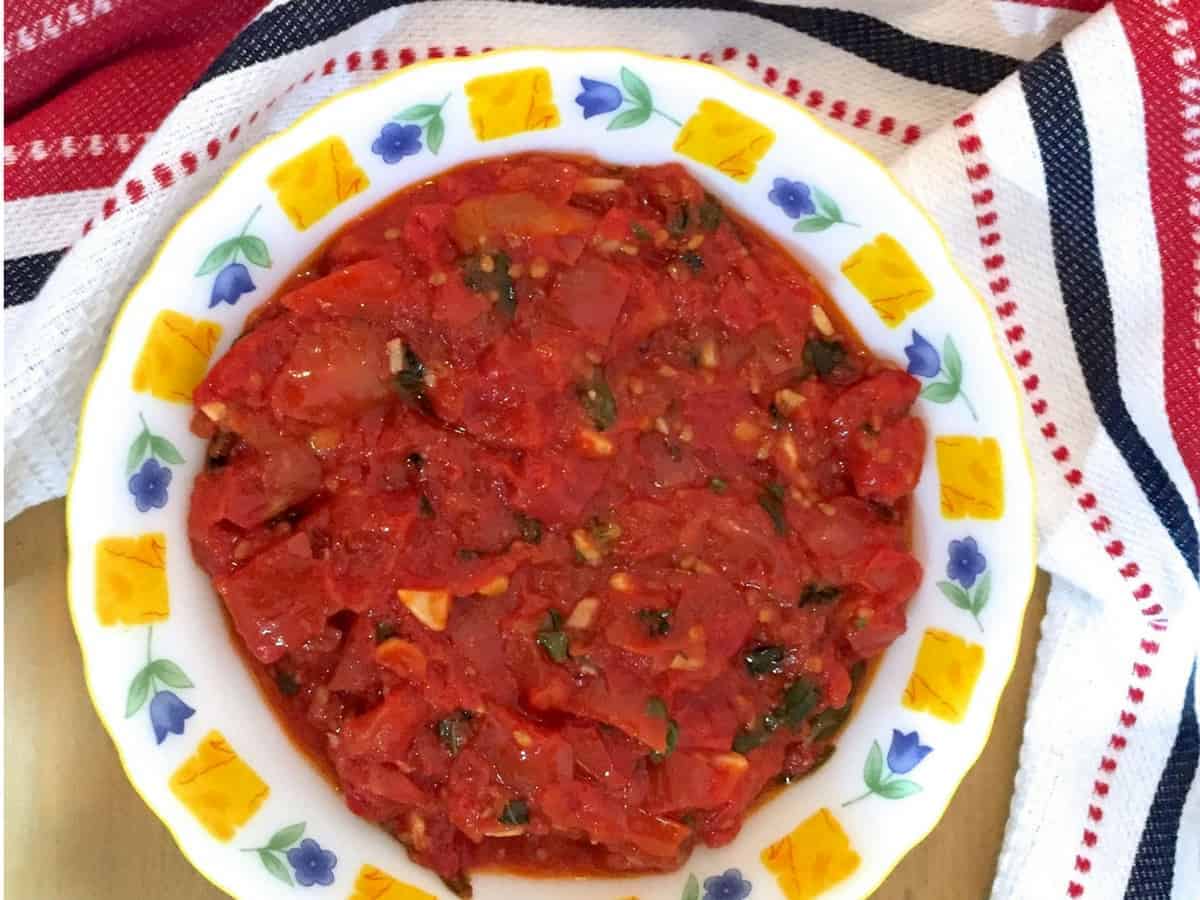 Easy Tomato Basil Sauce For Pasta or Pizza - PepperOnPizza