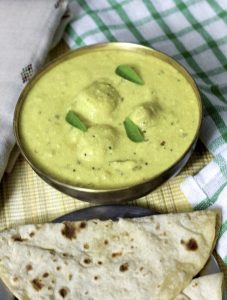 Arbi ki Kadhi with chapatis